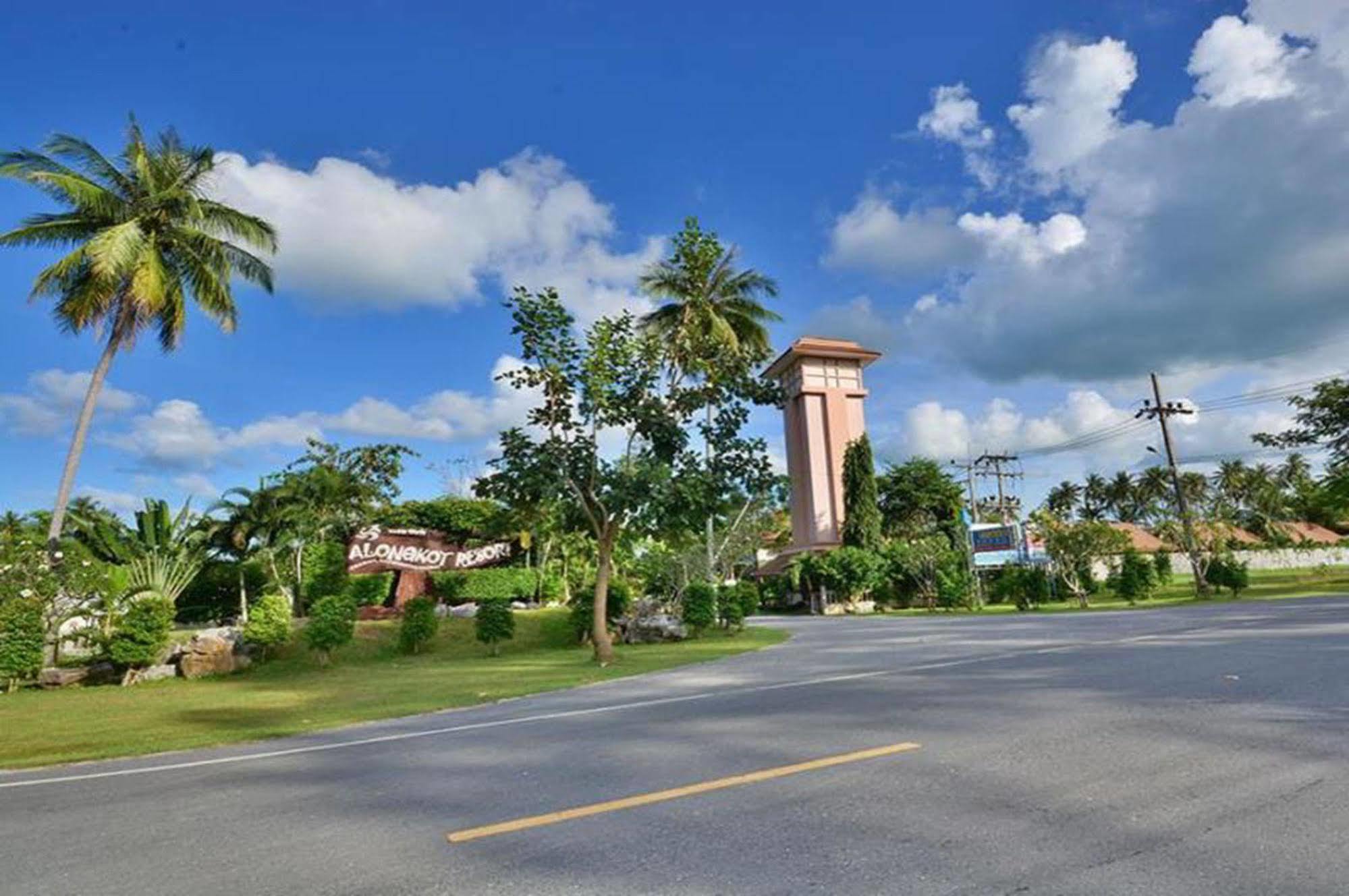 Alongkot Beach Resort Khanom Exterior foto